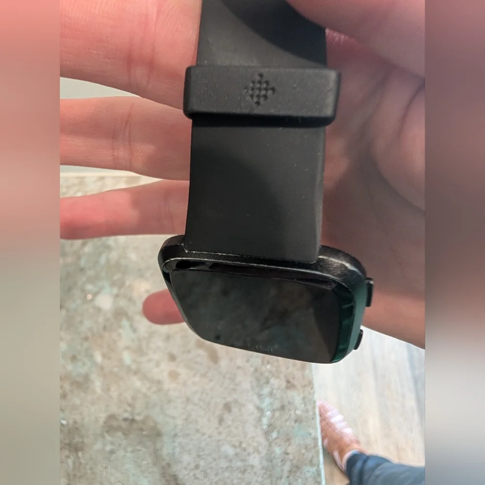 Fitbit Versa FB504 Smartwatch - Black - Small & Large Wristbands - Pre-owned